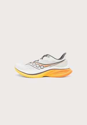 Hvid og orange løbesko med sorte snørebånd, åndbar mesh-overdel og polstret sål designet til atletisk præstation.