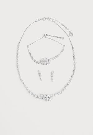 Silberfarbiges Schmuckset mit Blattmotiv, bestehend aus einem verstellbaren Armband, einer Halskette und passenden Ohrringen mit klaren Kristallen.