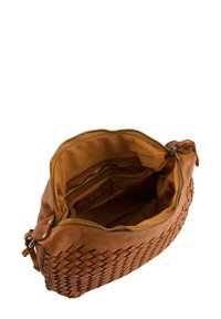 Tasche aus hellbraunem Leder mit gewebtem Design. Der Reißverschluss öffnet sich und enthüllt ein glattes, gefüttertes Innere mit einem Reißverschlussfach und einem Markenlabel.
