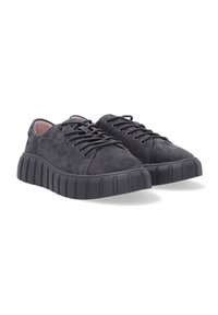 Schwarze Wildledersneaker mit strukturiertem Finish, ausgestattet mit runden Schnürsenkeln und einer dicken, geriffelten Gummisohle für zusätzlichen Halt und Komfort.