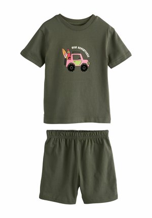 Olivgrünes zweiteiliges Outfit mit einem T-Shirt mit kurzen Ärmeln, das ein pinkes und grünes Lkw-Motiv zeigt, und dazu passenden Shorts mit elastischem Bund.