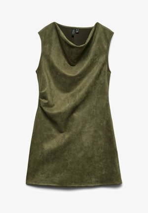 Ærmeløs olivengrøn ruskindskjole med draperet cowl-halsudskæring og let A-formet silhuet.