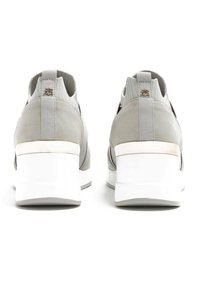 Szare buty sportowe z zaokrąglonym obcasem, posiadające teksturowaną cholewkę oraz elastyczne boczne panele. Biała gumowa podeszwa dla lepszego chwytu i wsparcia.