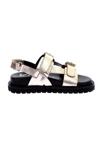 Sandali metallici oro e neri con due strap regolabili, una suola testurizzata e una suola in gomma spessa. Design minimalista e punta aperta.