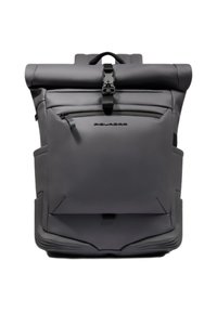 Mochila enrollable gris con un material liso e impermeable. Cuenta con un bolsillo frontal con cremallera y correas ajustables. Diseño minimalista con detalle de logotipo.