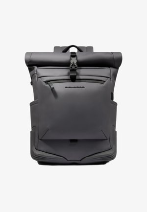 Sac à dos gris à rabat enroulable avec un matériau lisse et imperméable. Comprend une poche avant zippée et des bretelles réglables. Design minimaliste avec détail logo.