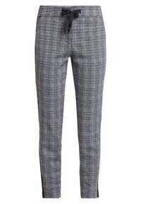 Szare spodnie w kratę z czarnym paskiem w talii, dopasowane, o gładkiej fakturze i bocznych rozcięciach u dołu dla dodania detalu.