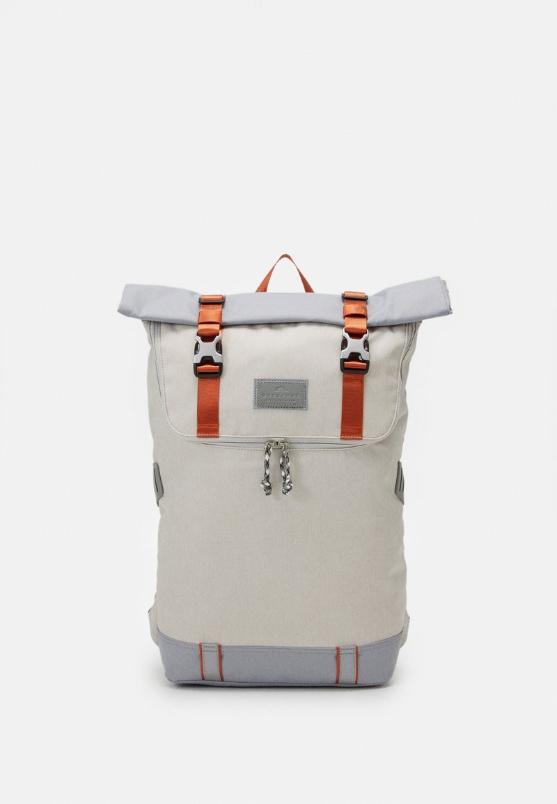 Sac à dos à enroulement gris clair avec des sangles orange, des boucles noires et argentées, une poche zippée à l'avant et une petite poignée supérieure.