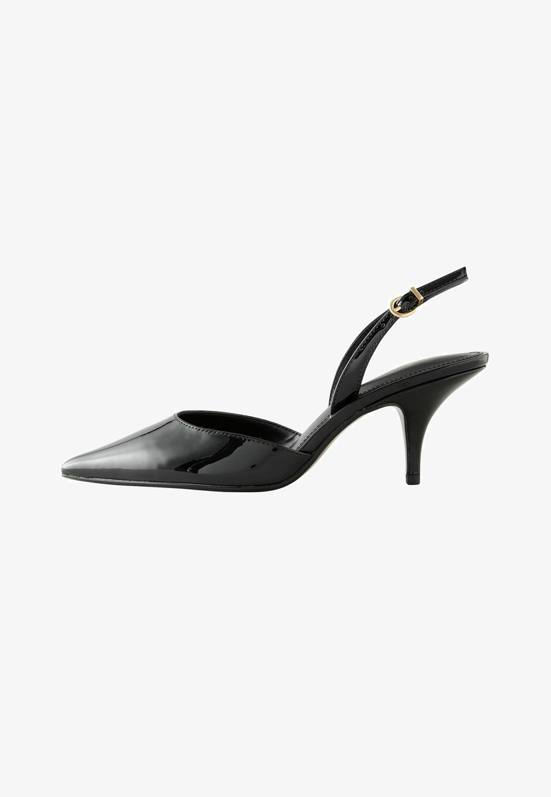 Zwarte lakleren slingback hak met een puntige neus, verstelbare band met een gouden gesp en een slanke hak. Glad oppervlak over de hele schoen.