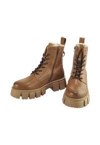 Bottines en cuir marron avec une finition texturée, semelle en plateforme beige épaisse, lacets noirs et fermeture éclair latérale pour un enfilage facile.
