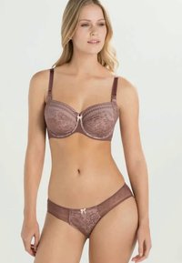 Sostenedor de encaje marrón con un patrón floral, soporte de varilla, y tirantes ajustables, acompañado de unas braguitas de encaje marrón a juego con un pequeño lazo.
