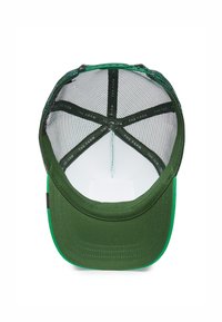 Gorra verde con un frente estructurado, parte posterior de malla y visera plana. En el interior tiene un forro blanco y una cinta negra "THE FARM" a lo largo de los bordes.