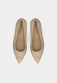 Escarpins à bout pointu en suède beige avec une texture lisse et une semelle intérieure rembourrée. Dotés d'un design confortable à enfiler avec des accents minimalistes.