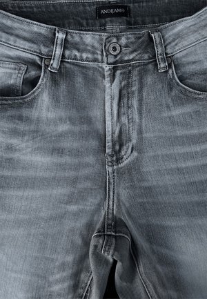 Hellgraue Denim-Jeans in Vorderansicht mit Knopf, Reißverschluss, Gürtelschlaufen und Markenlabel "ANDIJAMO" am Bund.