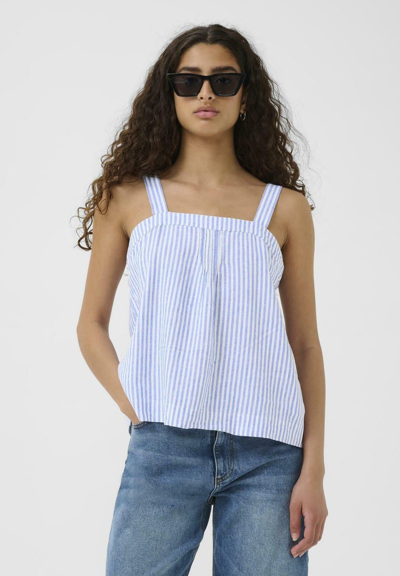 Niebiesko-biała, pasiasta koszulka na ramiączkach z szerokimi ramiączkami, zaokrąglonym hemem i lekkiego materiału, w połączeniu z dżinsami o wysokim stanie.