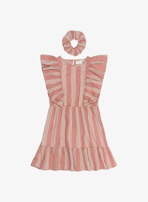 Robe rayée rose avec des manches volantées et un bas évasé, incluant un chouchou assorti. Le tissu semble léger et texturé.