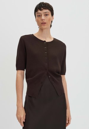 Braune Strickjacke mit kurzen Ärmeln, rundem Halsausschnitt und vorderer Knopfblende, die eine glatte Textur und einen leicht fallenden Schnitt aufweist.