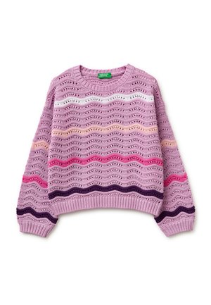Lila gestrickter Pullover mit wellenförmigen horizontalen Streifen in Weiß, Pfirsich, Rosa und Dunkellila, ausgestattet mit rundem Ausschnitt sowie gerippten Bündchen und Saum.
