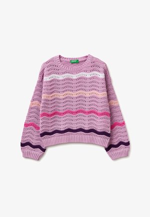 Fioletowy sweter dziany z falistymi, poziomymi paskami w kolorze białym, brzoskwiniowym, różowym i ciemnofioletowym, z okrągłym dekoltem oraz ściągaczami przy mankietach i dolnym brzegu.