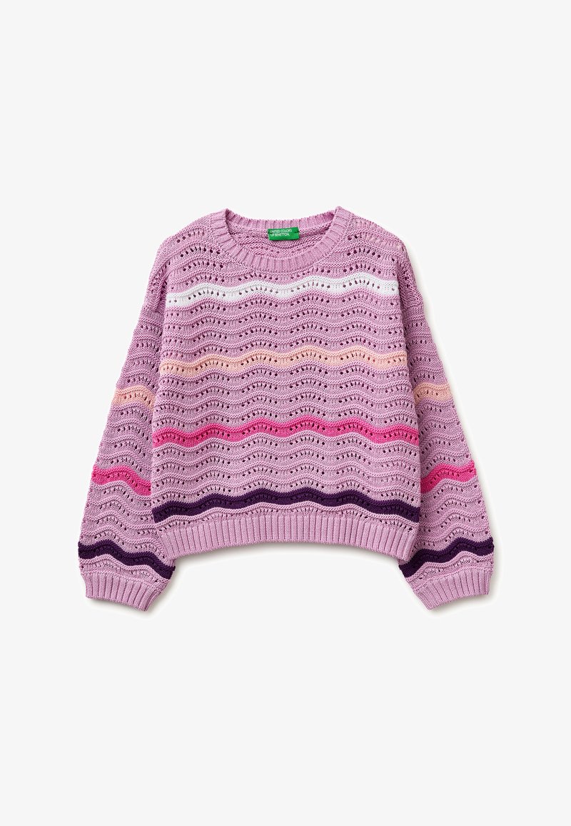 Pull en maille violet avec des rayures horizontales ondulées en blanc, pêche, rose et violet foncé, doté d'un col rond et de poignets et ourlets côtelés.