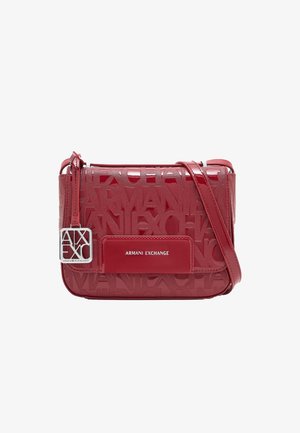 Borsa a tracolla rossa lucida con il testo "Armani Exchange" in rilievo, un ciondolo logo argentato e una tracolla regolabile abbinata.