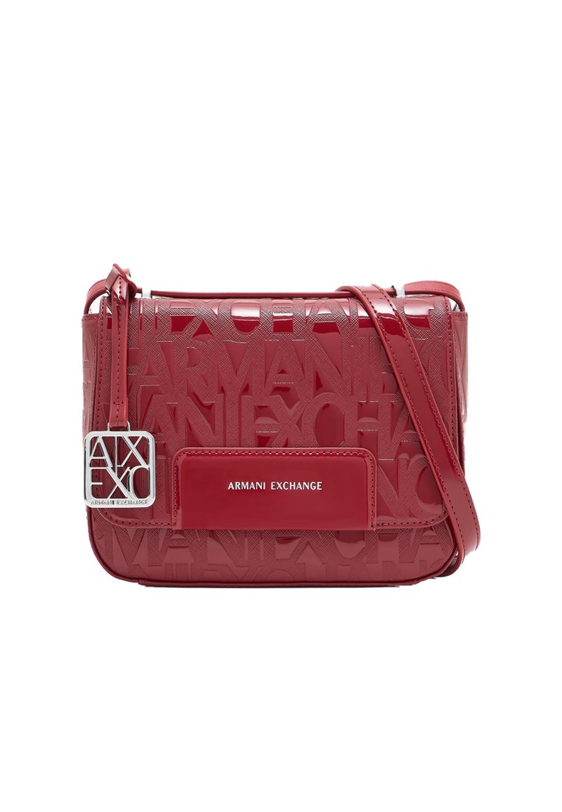 Borsa a tracolla rossa lucida con il testo "Armani Exchange" in rilievo, un ciondolo logo argentato e una tracolla regolabile abbinata.