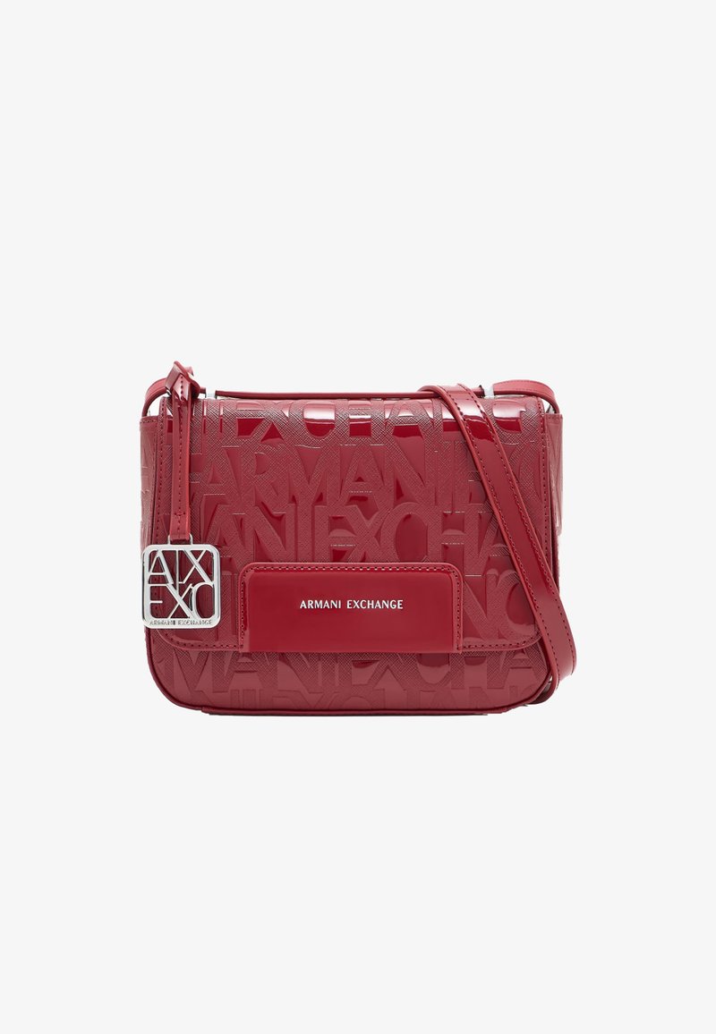Borsa a tracolla rossa lucida con il testo "Armani Exchange" in rilievo, un ciondolo logo argentato e una tracolla regolabile abbinata.