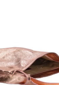 Metalen roségouden handtas met een zachte textuur, open bovenkant en een binnenzak met rits. Voorzien van een eenvoudige schouderband voor het dragen.