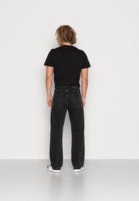 Jack & Jones JJIEDDIE JJCARPENTER  - Calças de ganga de corte relaxado - Black