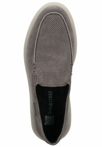 Zapato gris tipo slip-on hecho de gamuza texturizada. Presenta una puntera redonda y una suela lisa. Incluye marca y un código QR en el interior.