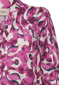 Camicia con bottoni in tessuto leggero con motivo floreale in tonalità di rosa e viola con accenti blu navy e colletto strutturato.