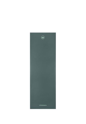 Dunkelgrüne rechteckige Yogamatte mit Lotuscrafts-Logo und Lotusblumensymbol nahe der oberen Mitte auf weißem Hintergrund.