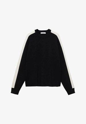 Zwarte trui met lange raglanmouwen, voorzien van witte zijstrepen. Gemaakt van een zachte stof, heeft het een ronde hals en geribde manchetten.