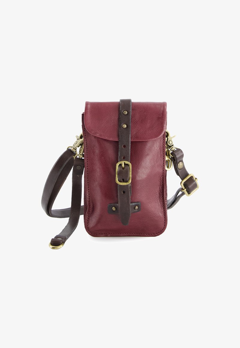 Kleine bordeauxrote Leder-Umhängetasche mit dunkelbraunem verstellbarem Tragegurt und Messingverschluss auf der Vorderklappe.