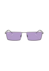 Occhiali da sole rettangolari con montatura grigia metallica e lenti viola. Le caratteristiche includono stecche sottili e logo Ray-Ban sulla lente.