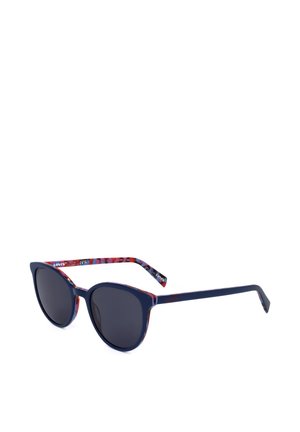 Occhiali da sole a forma di occhio di gatto con montatura blu, lenti scure e motivo floreale rosso sulle aste interne, esposti su sfondo bianco.