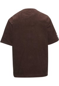 T-shirt in velluto a coste marrone con vestibilità comoda, maniche corte e scollatura rotonda. Texture leggermente rigata senza grafiche o decorazioni.