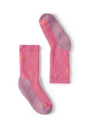 Par de calcetines rosas hasta la mitad de la pantorrilla con talones y dedos grises, un calcetín plano y el otro doblado para mostrar los detalles de la suela y el puño.