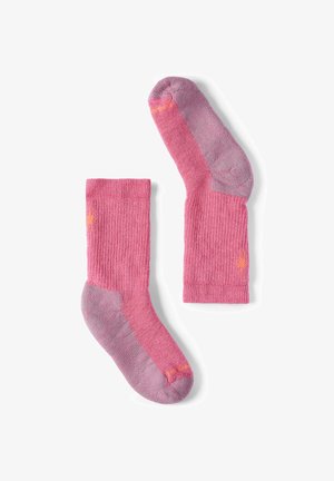 Par de calcetines rosas hasta la mitad de la pantorrilla con talones y dedos grises, un calcetín plano y el otro doblado para mostrar los detalles de la suela y el puño.