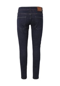 Jean en denim slim-fit bleu foncé vu de dos avec deux poches et une étiquette en cuir marron sur la ceinture.