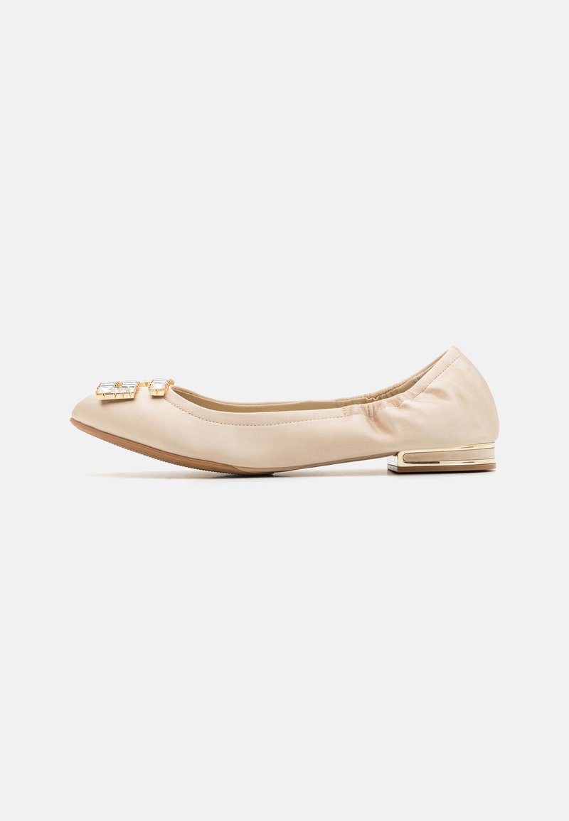 Ballerine in satin beige con punta rotonda, bordino elasticizzato e dettaglio in metallo dorato sulla parte superiore. Design con tacco piatto.