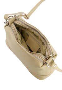 Lichtbeige leren crossbody tas met zilveren ritsen, binnencompartimenten en een gestructureerde afwerking, met een afneembare schouderband.