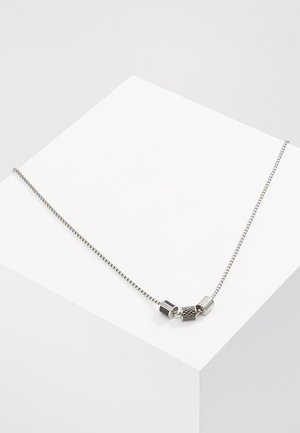 Collier en chaîne argenté avec trois accents métalliques distincts : cylindrique, hexagonal et texturé. Fini lisse et aspect élégant.
