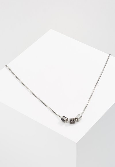 Zilveren ketting met drie verschillende metalen accenten: cilindrische, hexagonale en textuurontwerpen. Gladde afwerking en stijlvolle uitstraling.