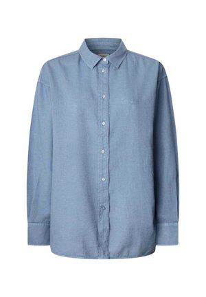 Camisa de botones azul claro, de mangas largas, con cuello, hecha de una tela suave de textura lisa. Presenta un logotipo sutil en el pecho.