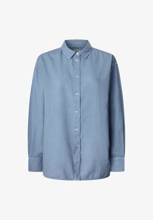 Svetlo modra košulja na gumb, dolgimi rokavi, z ovratnikom, izdelana iz mehkega materiala z gladko teksturo. Ima subtilno logotip na prsih.