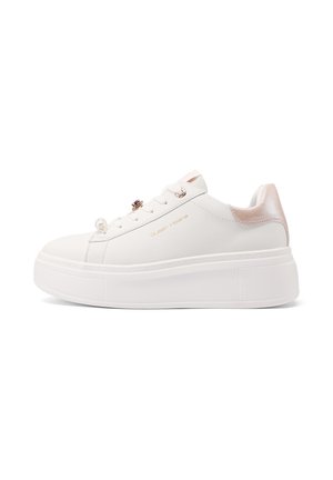 Sneakers platform bianche in pelle liscia con un accento rosa chiaro lucido, dettagli decorativi con lacci e marchio sul lato.