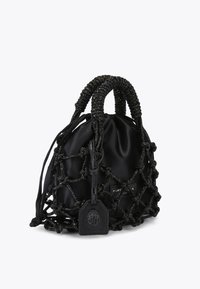La borsa nera presenta una finitura in satin con un esterno a rete intrecciata e manici intrecciati. Un'etichetta del marchio ben visibile è attaccata.