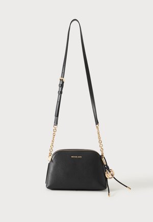 Czarna skórzana torba na ramię z złotymi akcentami łańcuszka, regulowanym paskiem, zamkiem błyskawicznym i logo Michael Kors z przodu.