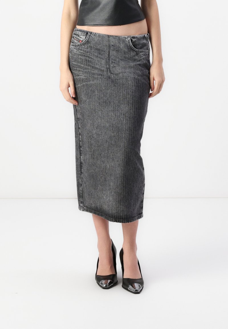 Grå denim midi-skjørt med vertikale striper, frontlommer og en tettsittende design, kombinert med svarte høyhælte sko.